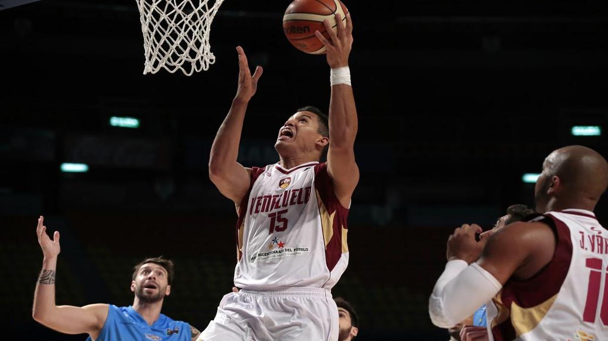 
El jugador de Venezuerla Windi Graterol entra al aro en una jugada ante Uruguay, en el partido efectuado el 8 de septiembre del 2015, durante un juego del Torneo FIBA Américas, clasificatorio para los Juegos Olímpicos de Río de Janeiro 2016, realizado en el Palacio de los Deportes, en Ciudad de México.

