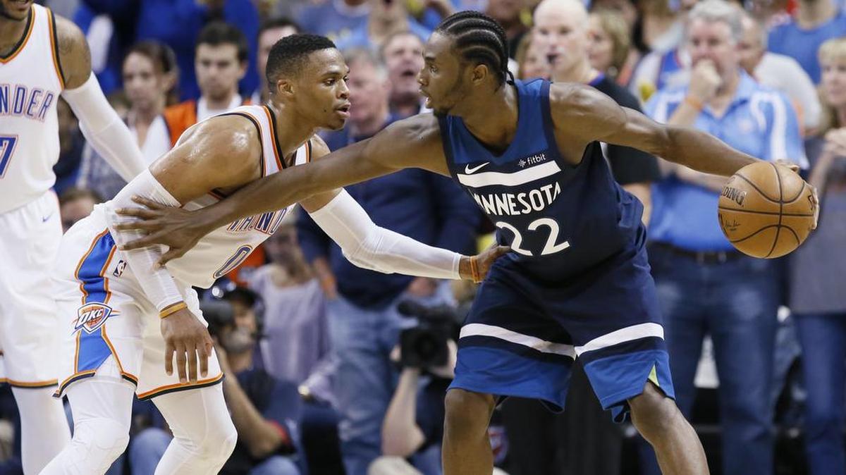 Andrew Wiggins, de los Timberwolves (22), dribla el balón ante la marca del jugador del Thunder Russell Westbrook, el 22 octobre en Oklahoma City.