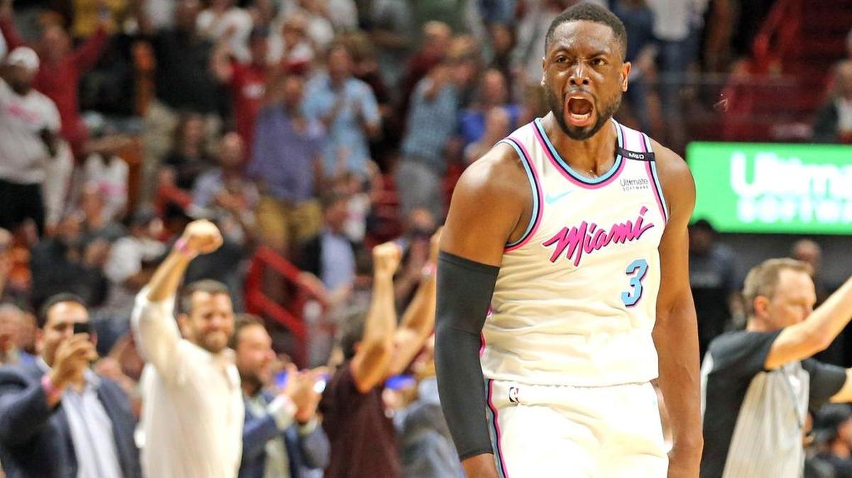 Dwyane Wade celebra tras anotar la canasta que le dio el triunfo al Heat este martes ante Filadelfia en el American Airlines Arena en Miami.