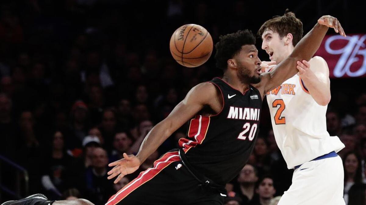 El jugador del Justise Winslow (izq.) interfiere en un pase a Luke Kornet, de los Knicks, en el partido efectuado el 6 de abril de 2018 en Nueva York.