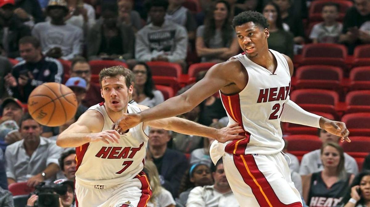 Goran Dragic (7) y Hassan Whiteside, del Heat, buscan la bola en el choque contra los Celtics de Boston, en el AmericanAirlines Arena en Miami, la noche del lunes 28 de noviembre del 2016.