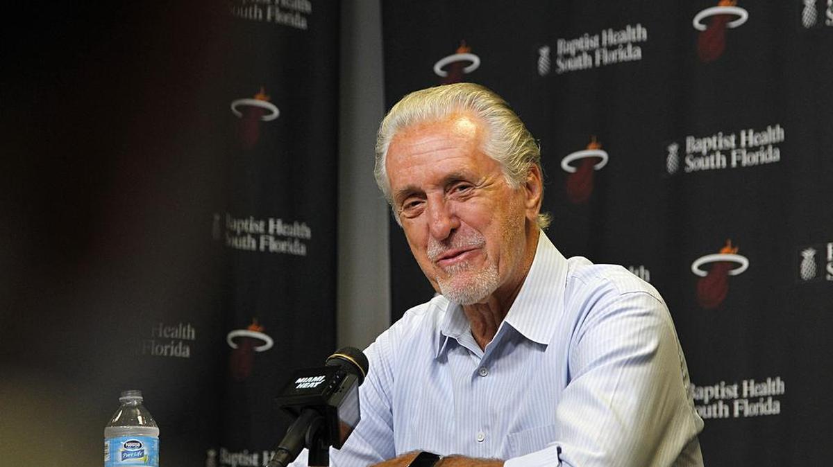 El presidente del Heat Pat Riley habla con la prensa en el American Airlines Arena, el 22 de septiembre de 2017.