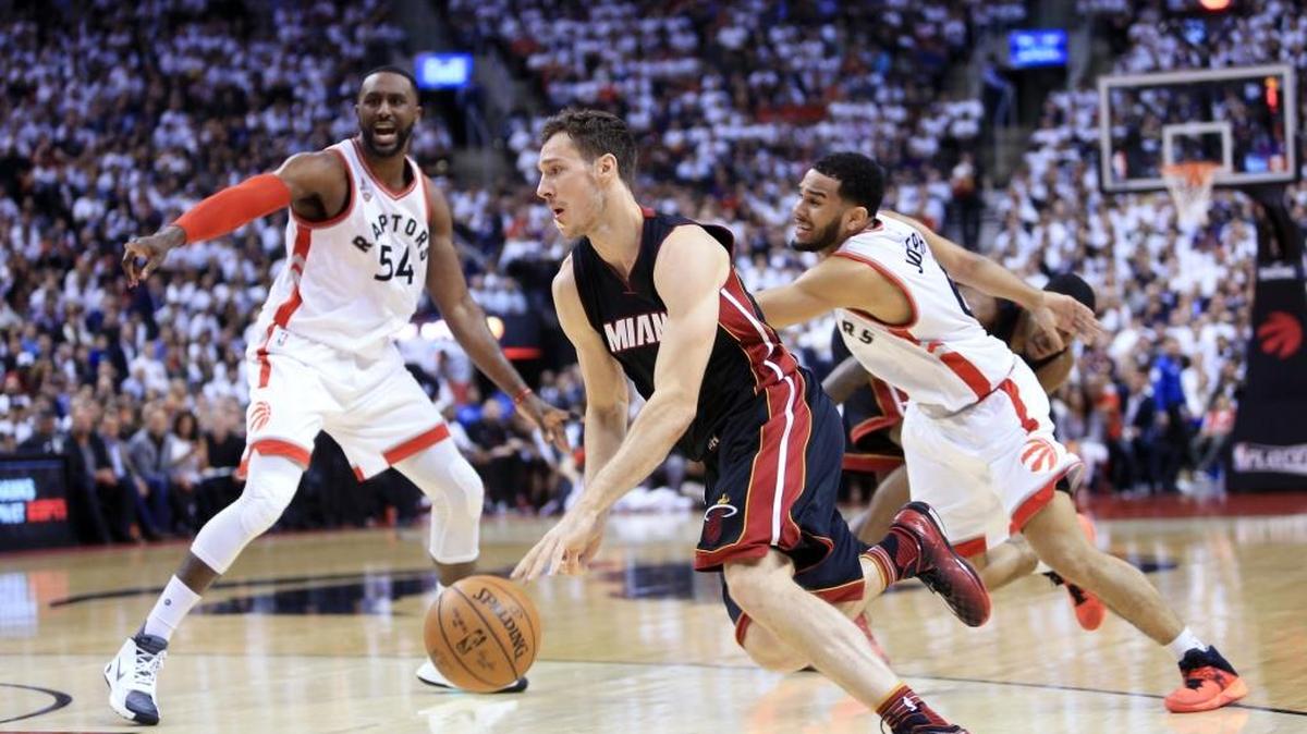 GORAN DRAGIC conduce la pelota en el segundo juego de la serie de playoffs entre Miami y Toronto el de mayo del 2016.