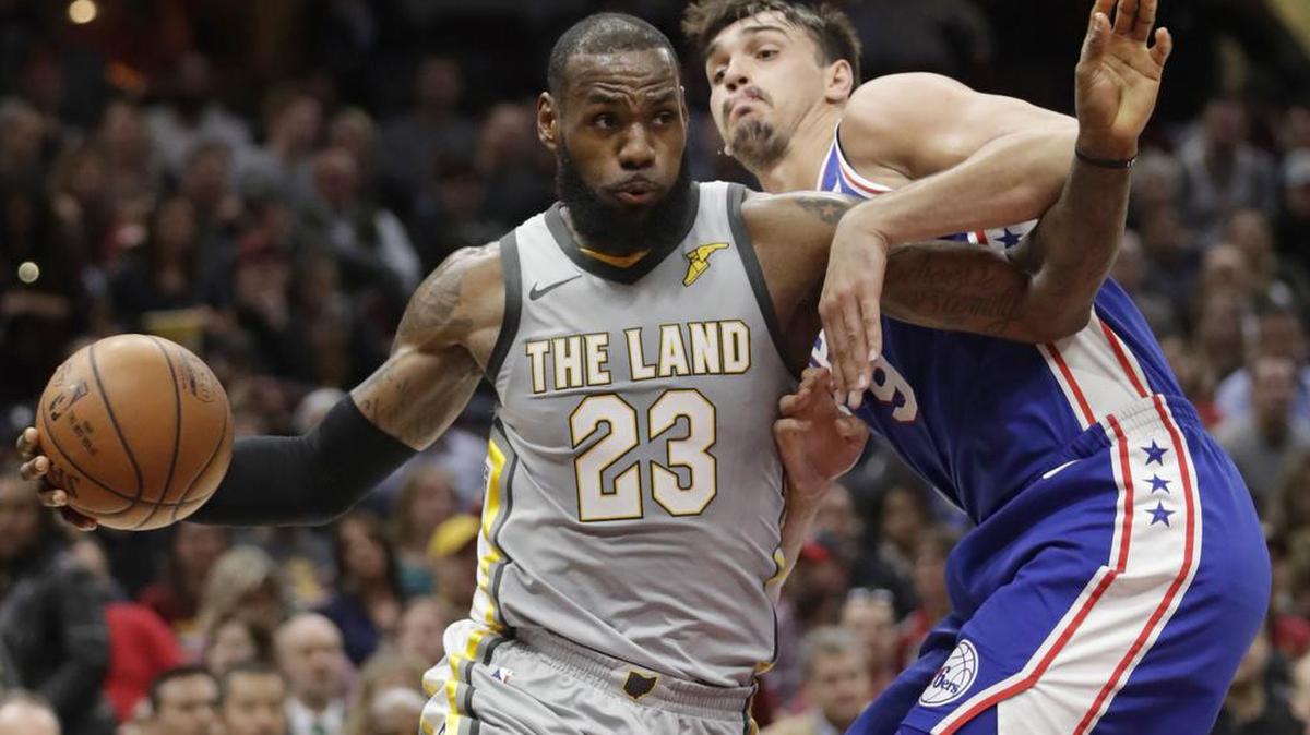 El delantero de los Cavaliers LeBron James (23) pugna con Dario Saric (9), de los Sixers el jueves en Cleveland.