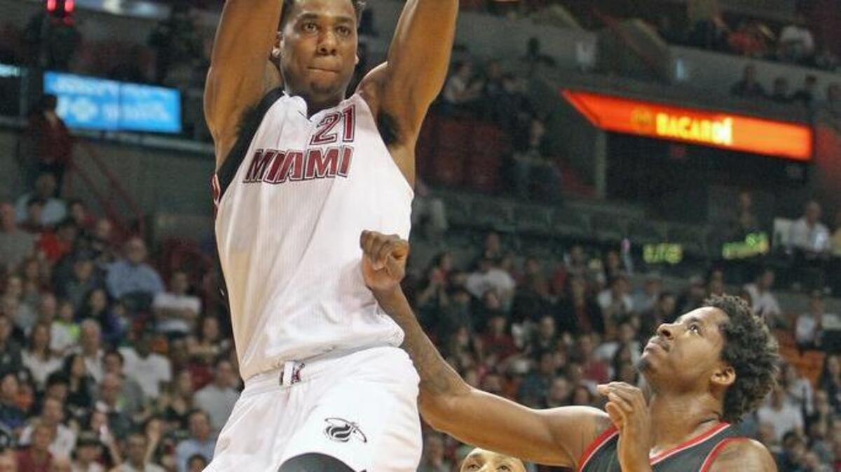HASSAN WHITESIDE del Heat clava la bola en el aro en la victoria sobre Portland, el domingo en Miami.