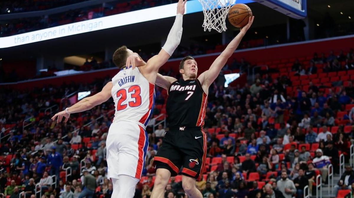El armador del Heat Goran Dragic (7) penetra al aro ante la marca del delantero de los Pistons Blake Griffin (23), el pasado 3 de febrero de 2018 en Detroit.