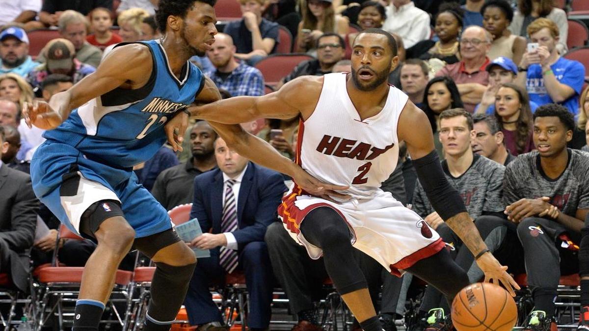 El jugador del Heat Wayne Ellington (#2) lleva el balón ante Andrew Wiggins, de los Timberwolves (22), el sábado en Louisville, Ky.