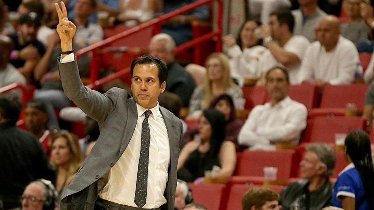 El entrenador del Heat Erik Spoelstra imparte instrucciones a sus jugadores el 22 de diciembre ante los Mavs en el American Airlines Arena.
