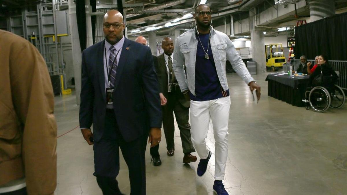 Bien escoltado, el astro de los Cavaliers LeBron James se dirige a los camerines antes del partido contra el Heat, en el AmericanAirlines Arena en Miami, el sábado 4 de marzo del 2017. El entrenador de los Cavs reservó el sábado al King.