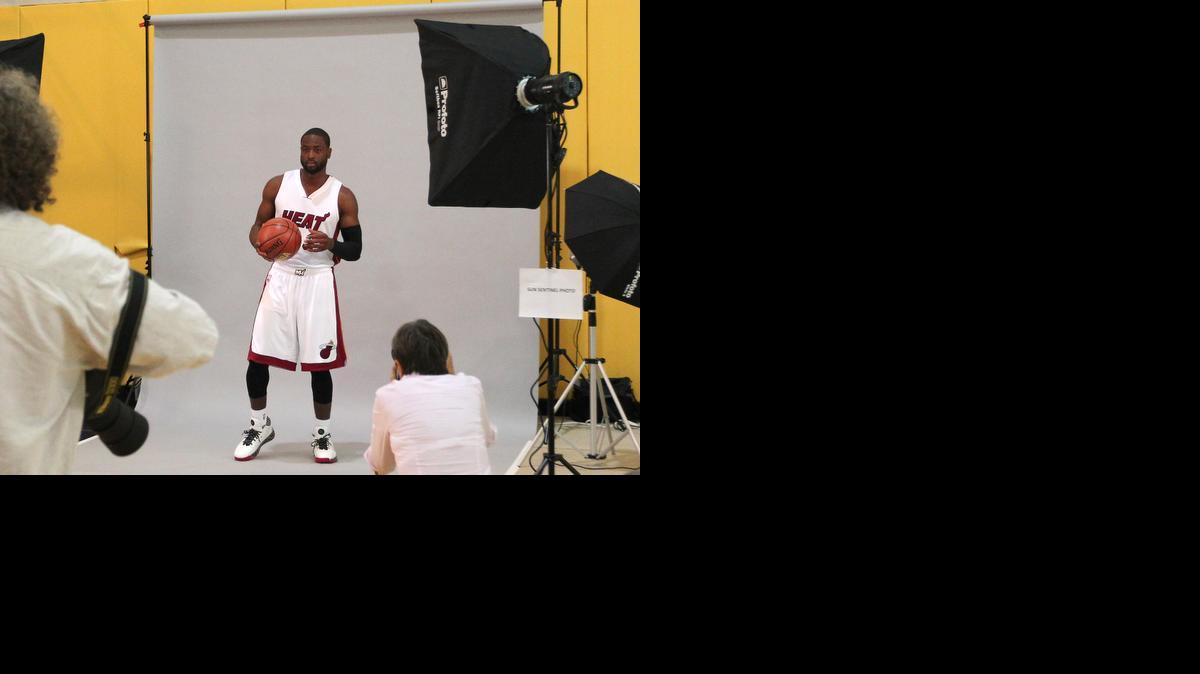 
Dwyane Wade posa para los fotografos durante el día de la presentación del Heat ante el periodismo, el viernes en la AmericanAirlines Arena en Miami.
