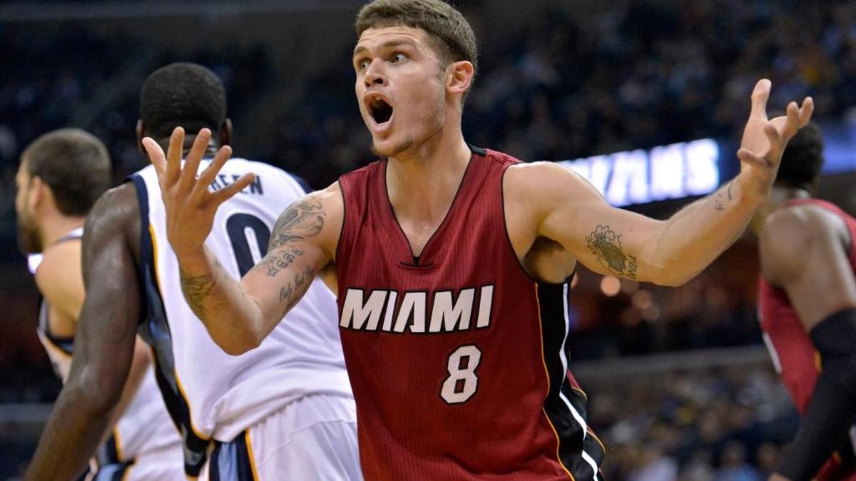 Tyler Johnson (8), del Heat, reacciona ante una fallo del árbitro en el partido contra los Grizzlies, la noche del viernes 25 de noviembre del 2016, en Memphis, Tenn.