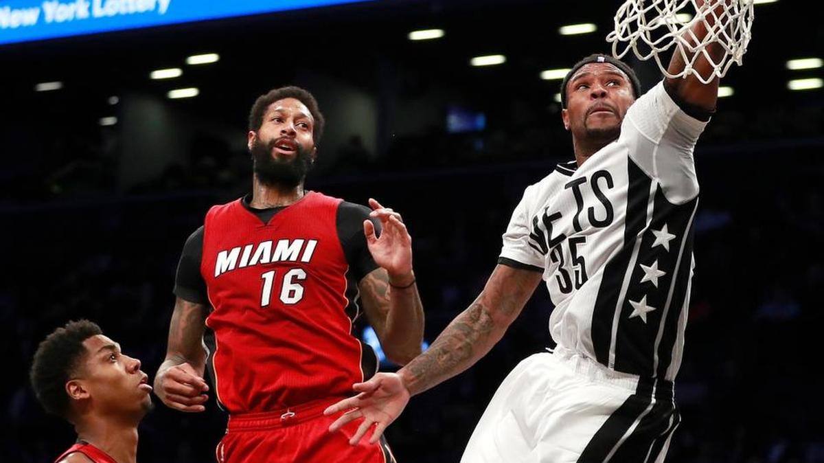 James Johnson (16) contra los Nets, el viernes.