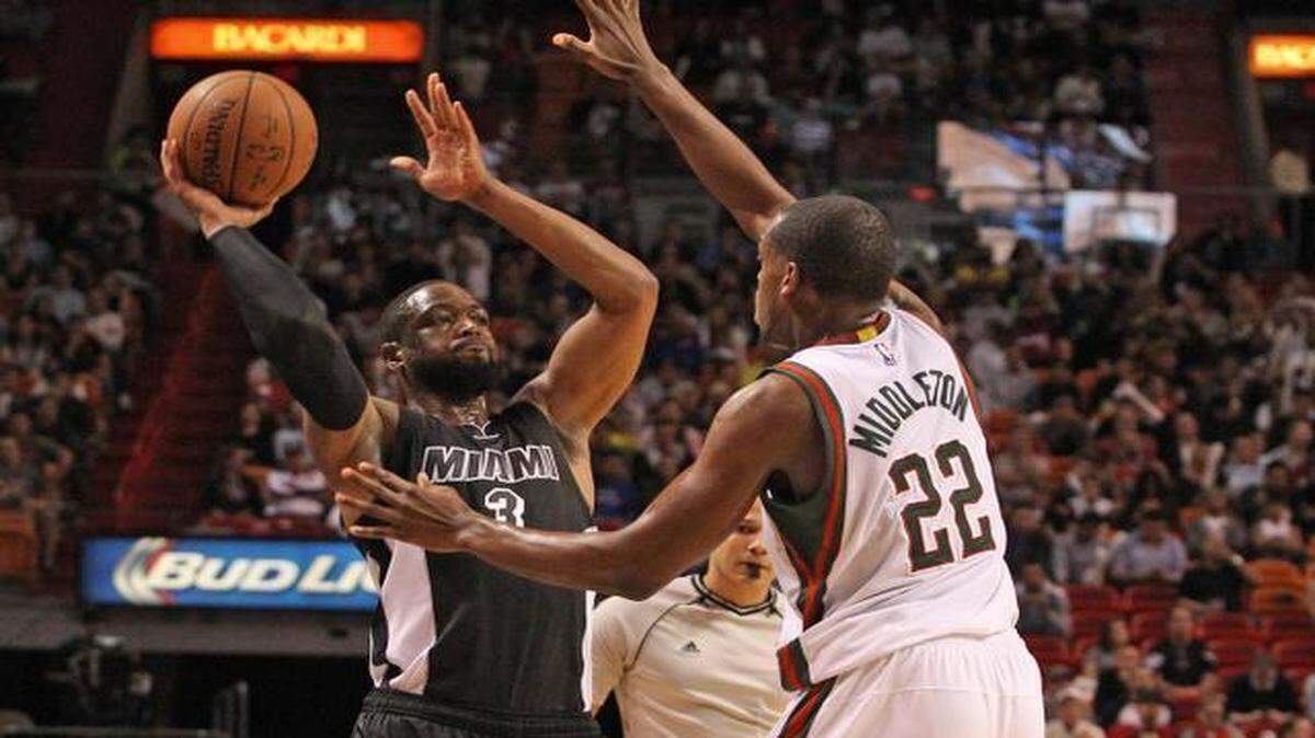 
Dwyane Wade (izq.) se lesionó el martes27 de enero  contra los Bucks y su regreso al equipo es incierto.
