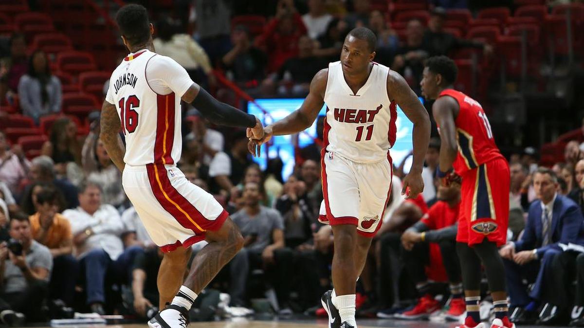 Dion Waiters es felicitado por el delantero del Heat James Johnson (izq.) tras anotar un triple contra los Pelicans el 15 de marzo en el American Airlines Arena de Miami.
