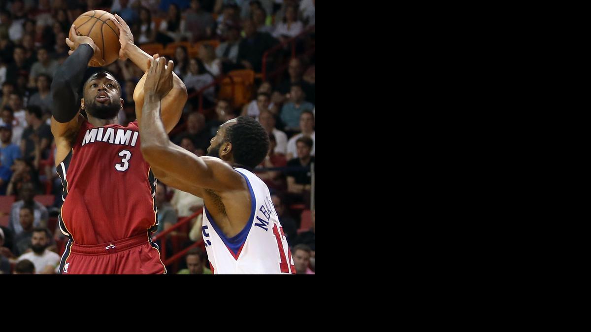 
Dwyane Wade, del Heat, dispara sobre la marcación de Luc Mbah, de los 76ers, en diciembre.
