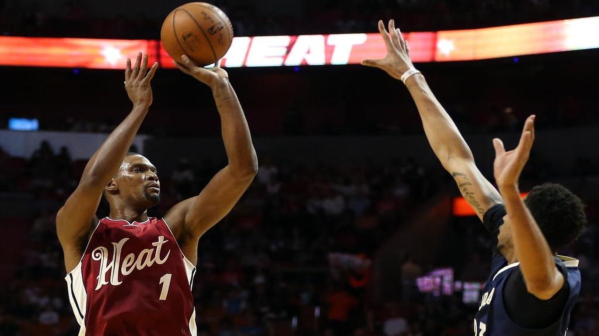 Chris Bosh, del Heat, se dispone a lanzar sobre Anthony Davis, de los Pelicans, el viernes en Miami.