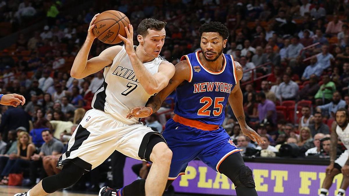 El armador del Heat Goran Dragic penetra al aro ante la marca del jugador de los Knicks Derrick Rose, el martes en el American Airlines Arena en Miami.