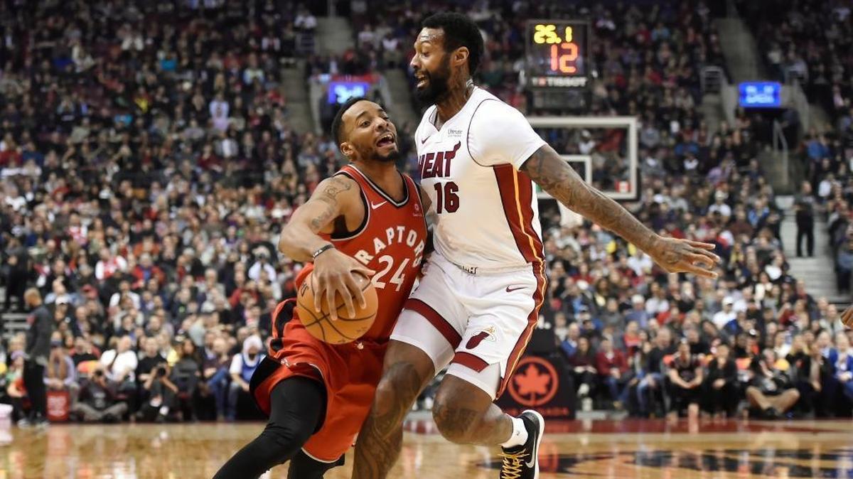 El jugador de Toronto Norman Powell (izq.) trata de entrar al aro ante la marca de James Johnson, del Heat, en el partido efectuado el 9 de enero de 2018 en Toronto.