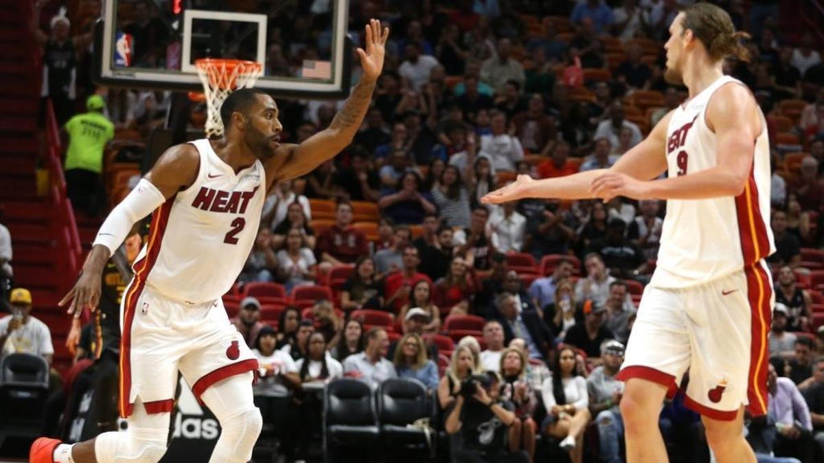 Wayne Ellington (2) y Kelly Olynyk (9), del Heat, comparten una celebración luego de que Ellington encestara un triple contra los Hawks en el AmericanAirline Arena en Miami, la noche del lunes 23 de octubre del 2017.