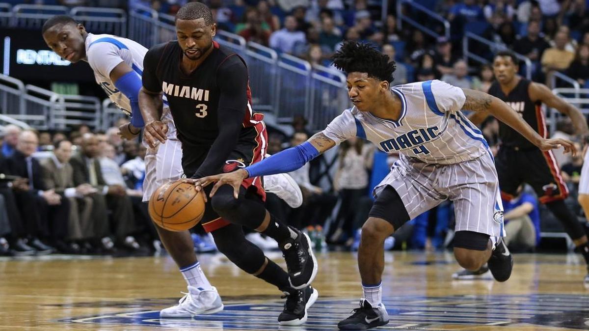 Dwyane Wade (3), del Heat, roba una bola a Elfrid Payton, del Magic, el viernes 8 de abril del 2016 en Orlando.