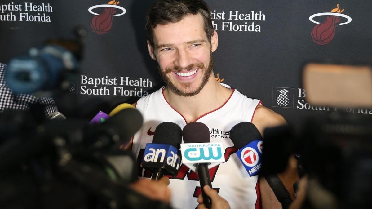 El armador del Heat Goran Dragic responde las preguntas de los reporteros el Día de la Prensa, 25 de septiembre, en el American Airlines Arena.