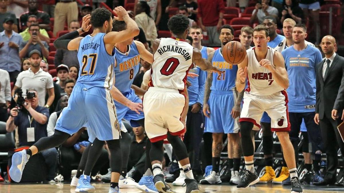 Goran Dragic, del Heat (der.) recibe un pase de Josh Richardson (0) este domingo ante los Nuggets en el American Airlines Arena.
