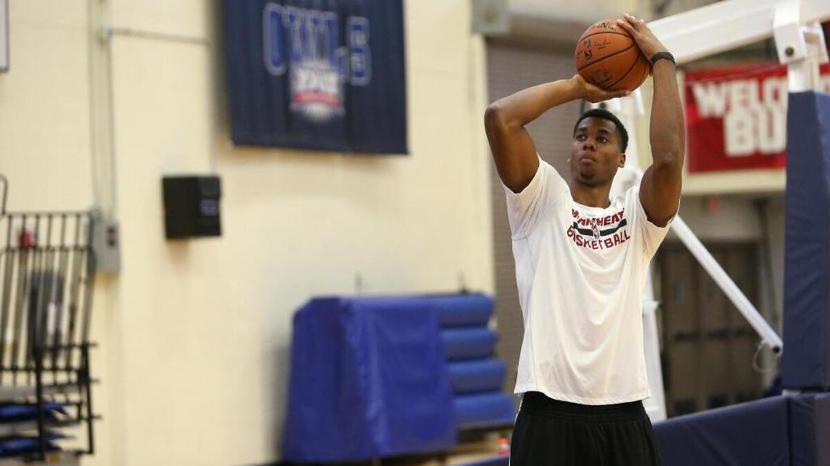 
Hassan Whiteside ensaya un tiro en el cuarto día del campo de entrenamiento en FAU Arena el viernes, 2 de octubre 2015.
