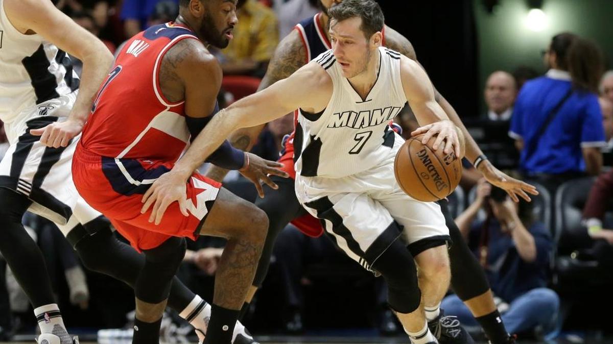 Goran Dragic (7), del Heat, supera a John Wall (2), de los Wizards, en 12 de diciembre del 2016, en Miami.