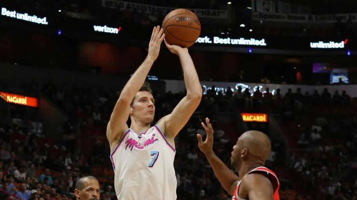 El armador del Heat Goran Dragic tira al aro ante la marca de Chris Paul, de los Rockets, en el primer cuarto del partido celebrado el 7 de febrero de 2018 en Miami.
