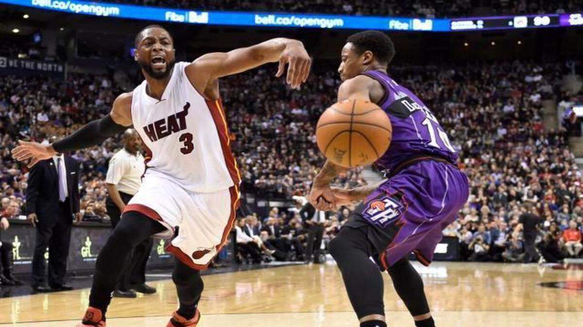 
El jugador de Toronto DeMar DeRozan (der.) comete una falta al escolta del Heat Dwyane Wade, el viernes en Toronto.


