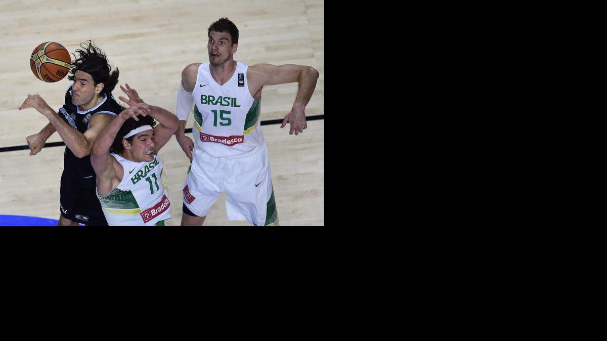 
El argentino Luis Scola (izq.) disputa el balón con los brasileños Anderson Varejao (centro) y Tiago Splitter en un partido durante el Mundial de Básquetbol, celebrado el 7 de septiembre en Madrid, España.


