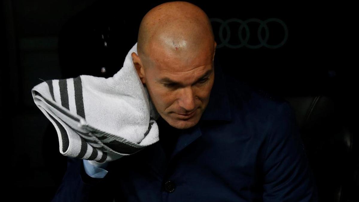 El entrenador del Real Madrid, el francés Zinedine Zidane, se seca en partido ante el Villarreal, este 13 de enero en el estadio Santiago Bernabéu.