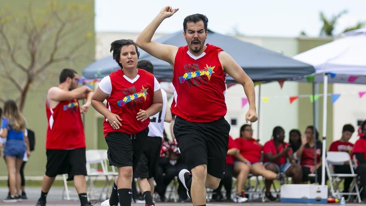 El jugador del equipo Red Force David Díaz reacciona luego de anotar en el partido ante los White Hawk Terrence Dandy (der.) conduce la pelota ante la mirada de Brandon Pérez, de Red Force, en el partido celebrado el 27 de abril de 2019 en la South Florida Autism Charter School, en Hialeah, Florida.