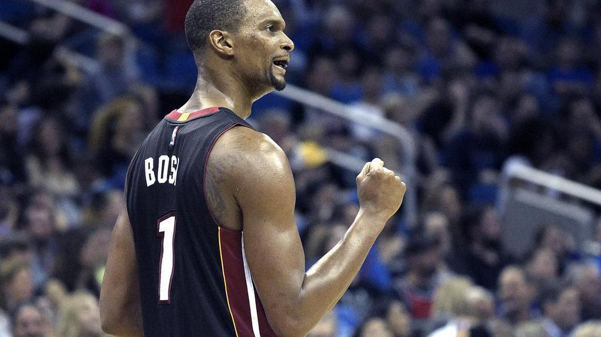 Miami Heat alero Chris Bosh (1) celebra después de anotar en la segunda mitad de un partido de baloncesto de la NBA contra los Orlando Magic en Orlando, Fla., El sábado, 26 de diciembre de 2015. El Heat ganó 108-101.