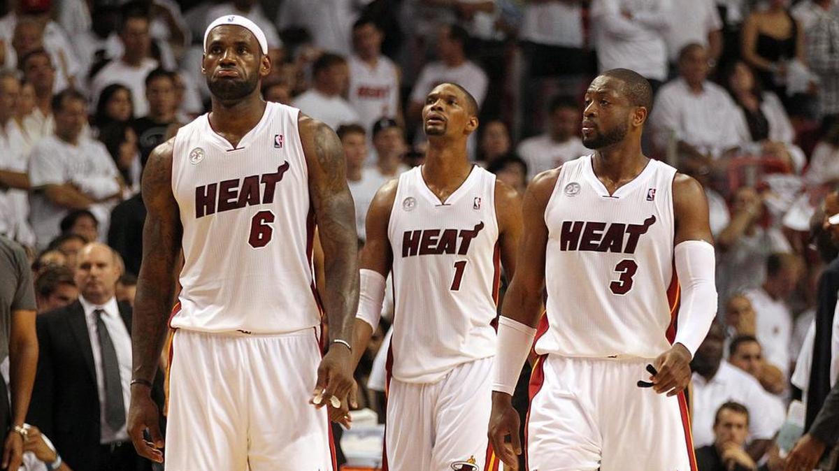 LeBron James, Chris Bosh y Dwyane Wade (de izq. a der.) caminan en un partido del Heat contra los Pacers, el 22 de mayo de 2013 en Miami.