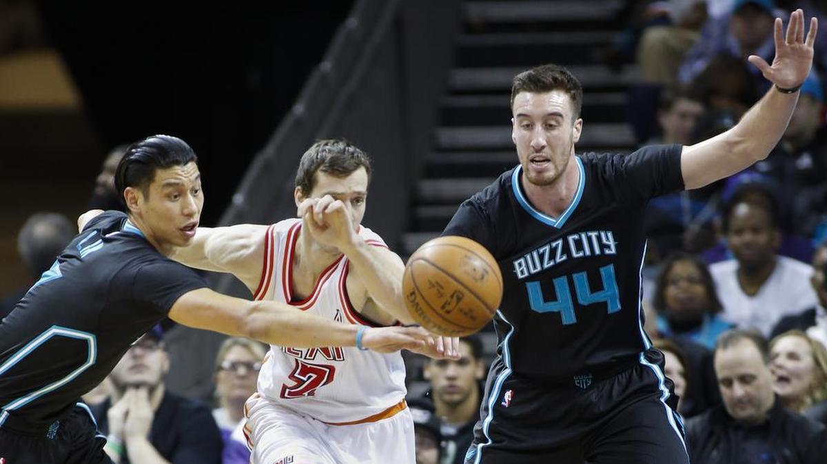 El guard de los Hornets Jeremy Lin (izq.) y el centro Frank Kaminsky (der.) luchan con el guard del Heat Goran Dragic, el viernes 5 de febrero del 2016, en Charlotte, Carolina del Norte.