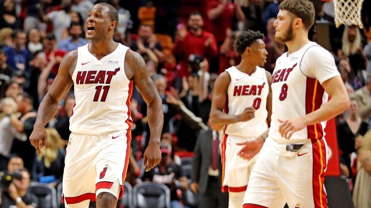 ALos jugadores del Heat Dion Waiters, Josh Richardson y Tyler Johnson (de izq. a der.) celebran una canasta contra los Timberwolves el 30 de octubre en el American Airlines Arena.
