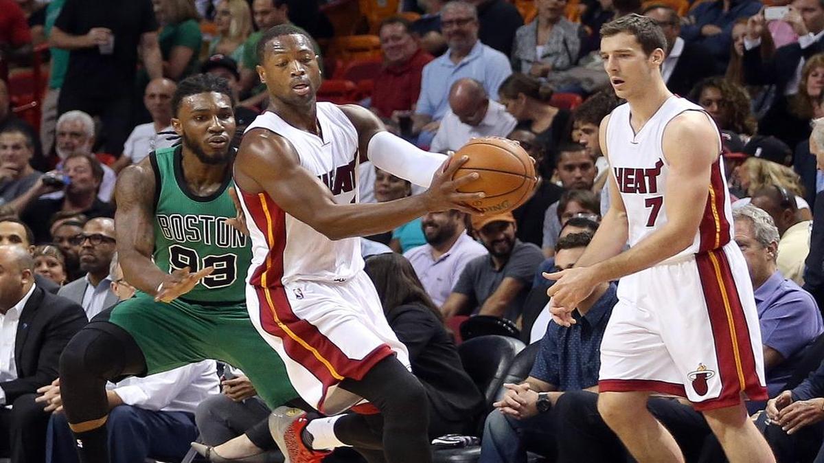 Dwyane Wade (centro) conduce la pelota ante la marca de Jae Crowder, en el partido entre el Heat y los Celtics, efectuado el lunes 30 de noviembre del 2015 en Miami.