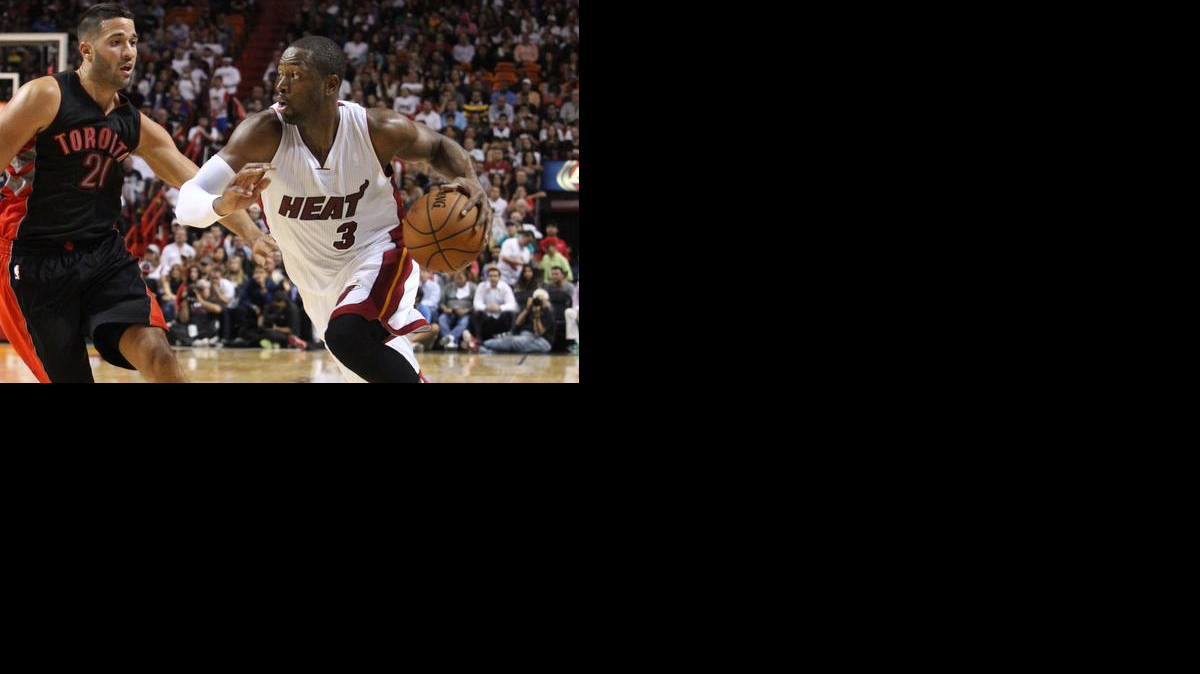 
Dywane Wade (3) lleva la bola marcado por Greivis Vásquez, de los Raptors, el domingo pasado en Miami.

