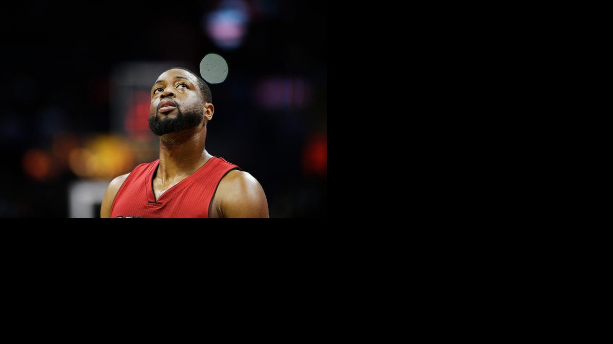 
El astro del Heat Dwyane Wade jugó con la rodilla hinchada el pasado viernes en Atlanta.


