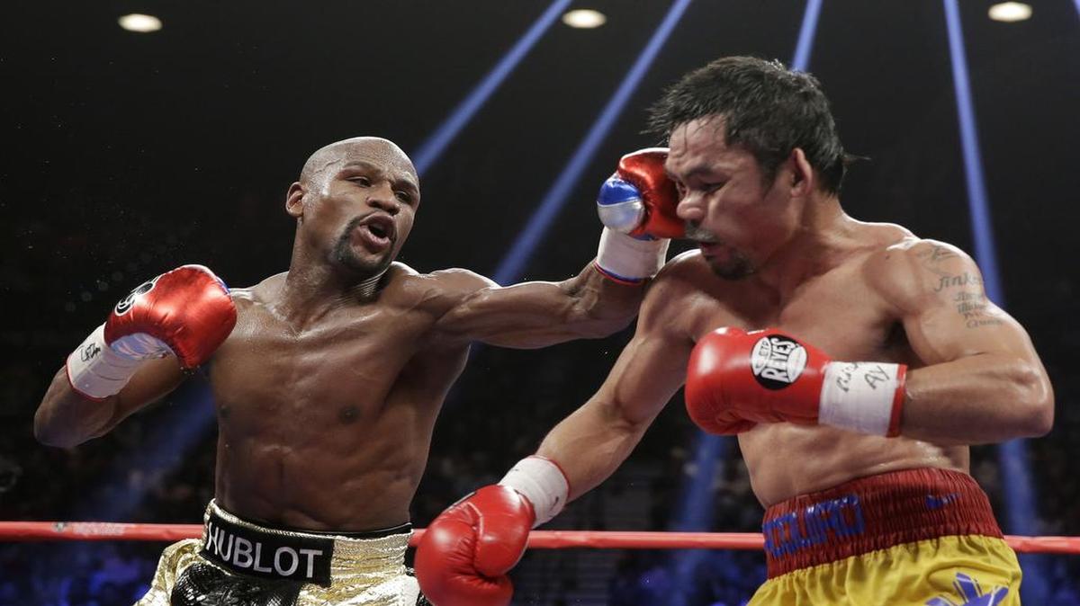 
 Floyd Mayweather Jr. (izq.) le pega en la cabeza al filipino Manny Pacquiao, en la pelea celebrada el 2 de mayo del 2015 en Las Vegas.
