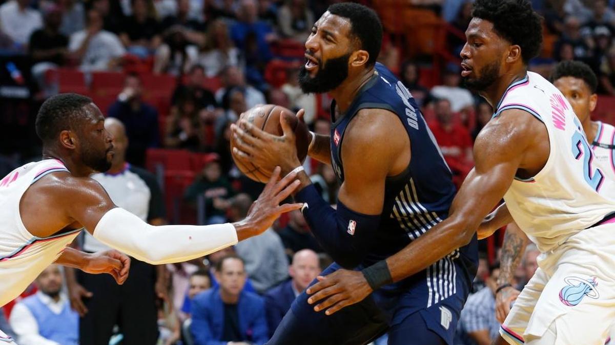 Los jugadores del Heat Dwyane Wade (izq) y Justise Winslow (der.) le hacen una doble marcación al centro de los Pistons Andre Drummond este sábado en el Americam Airlines Arena de Miami.