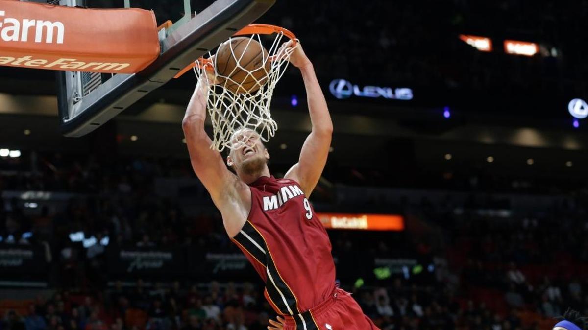 Kelly Olynyk, del Heat (9), clava el balón en el triunfo contra los Pistons el 3 de enero en MIami.