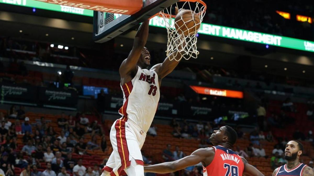 El novato del Heat Bam Adebayo (13) clava el balón en el triunfo ante los el centro suplente de los Wizards Ian Mahinmi, el miercoles en Miami.