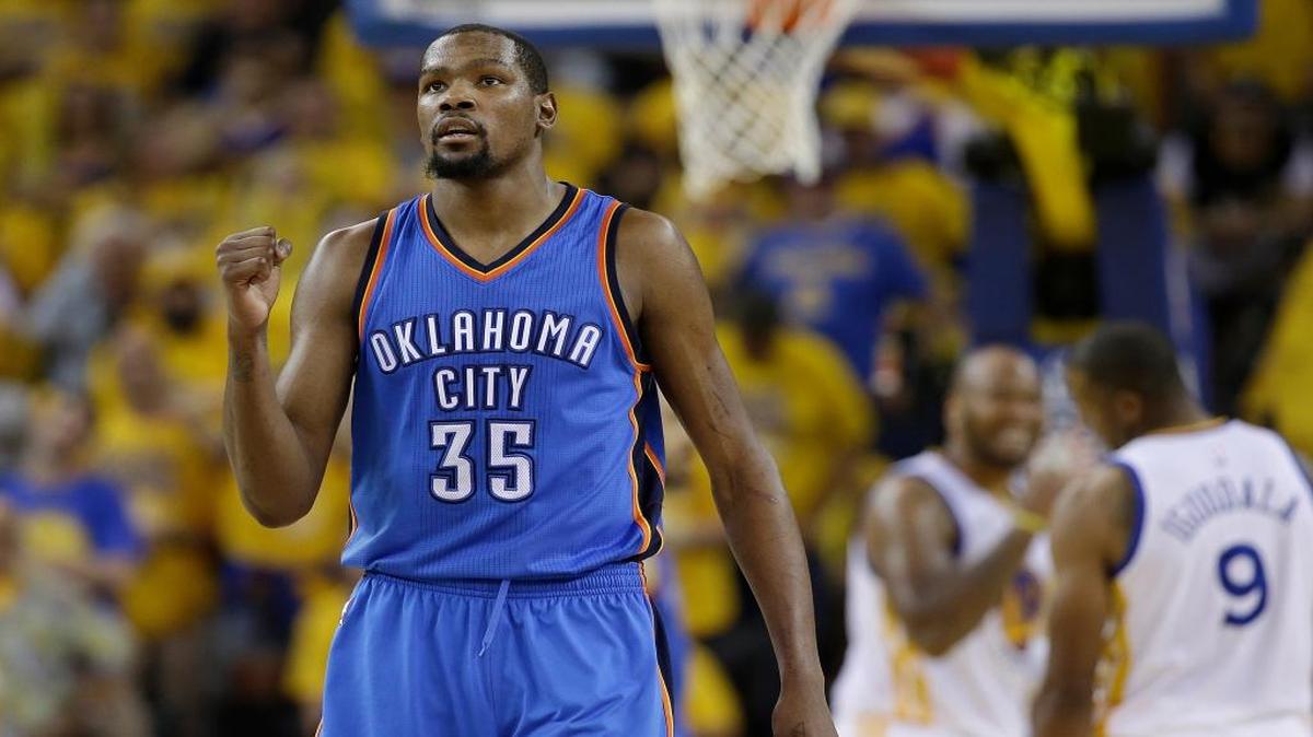 Kevin Durant celebra una canasta con el Thunder de Oklahoma ante los Warriors de Golden State el 30 de mayo en el juego 7 de la final de Conferencia Oeste.