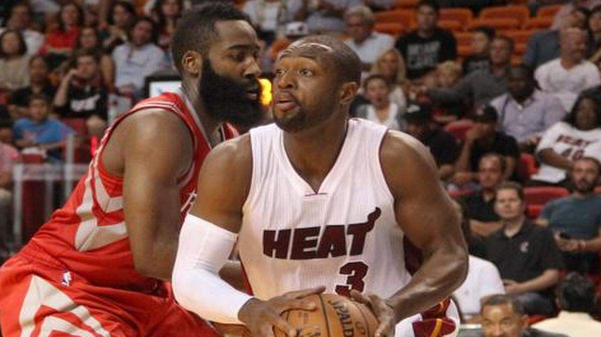 
Dwyane Wade (der.) trata de entrar al aro ante la defensa de James Harden, en el partido del Heat contra los Rockets, el martes en Miami.


