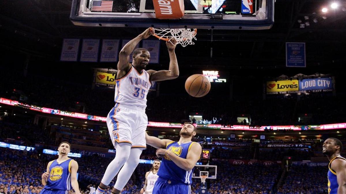 KEVIN DURANT (#35) clava la bola en el aro por el Thunder  en el sexto desafío de la serie final por el título de la Conferencia Oeste frente a los Warriors, el 29 de mayo del 2016.