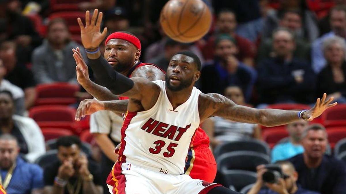 El centro suplente del Heat Willie Reed lucha por la posición con DeMarcus Cousins, de los Pelicans, el 15 de marzo en el AAA.