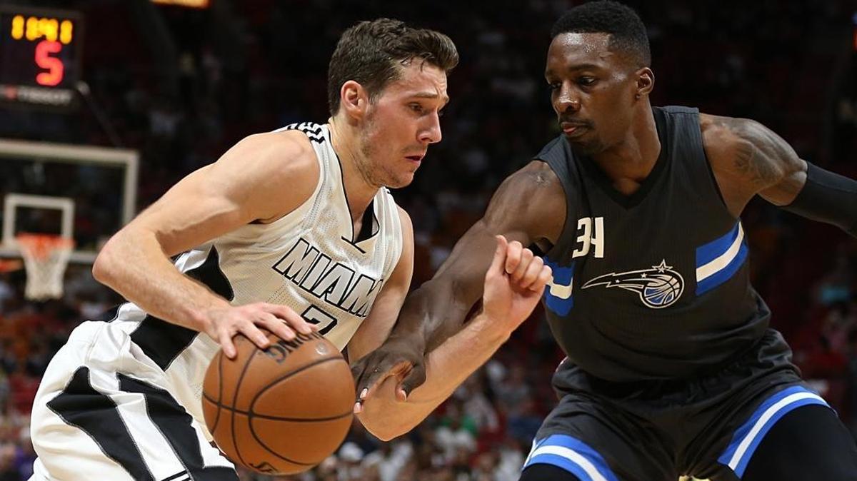 El armador del Heat Goran Dragic conduce la pelota ante la defensa de Jeff Green, del Magic, en el partido celebrado el 20 de diciembre del 2016 en Miami.
