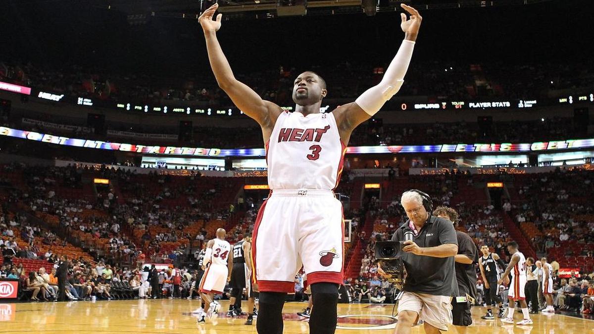 Dwyane Wade, del Heat, saluda a los aficionados antes del juego de pretemporada contra los Spurs de San Antonio, el 20 de octubre del 2012.